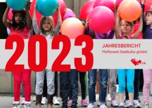 2023 Jahresberricht. Kinder halten Luftballons in den Händen.
